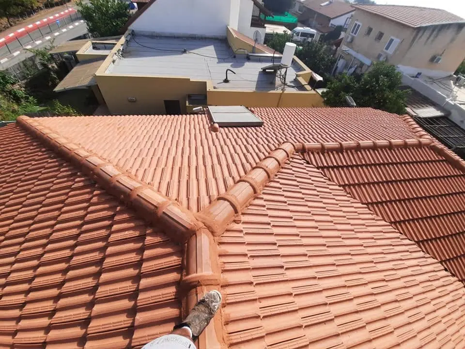 גג רעפים אחרי ניקוי וחידוש, עם רכסים מטופלים