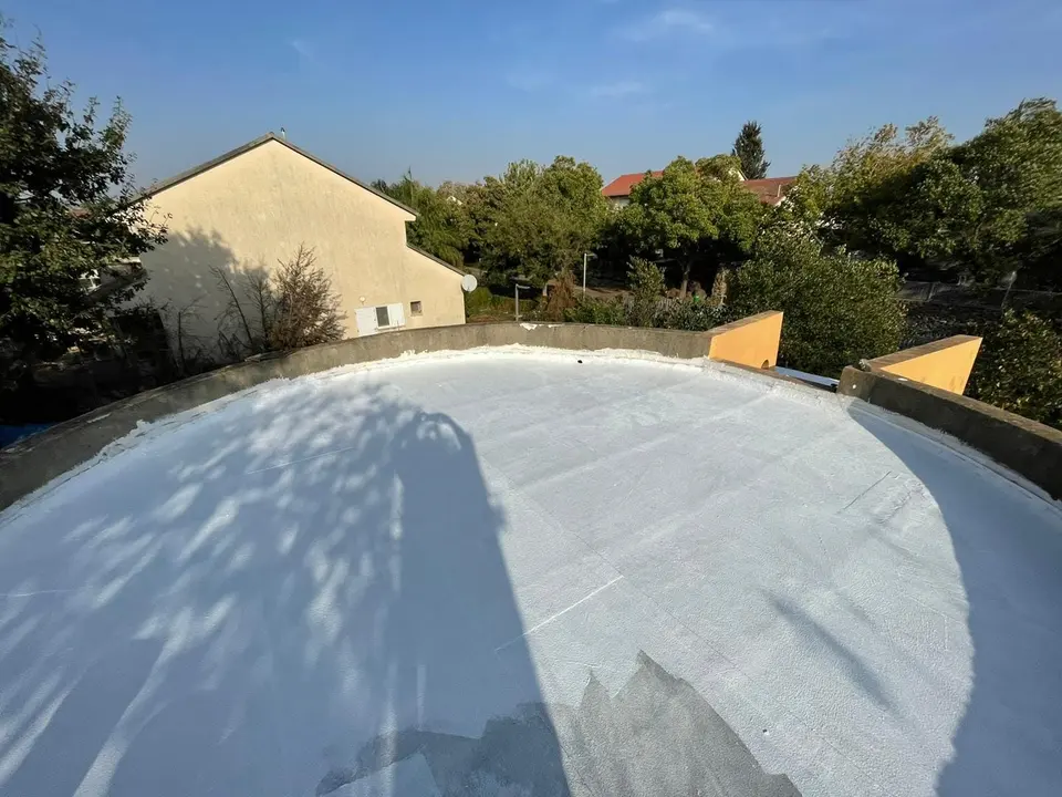 גג שטוח בתהליך איטום וציפוי, עבודה של B.B איטום