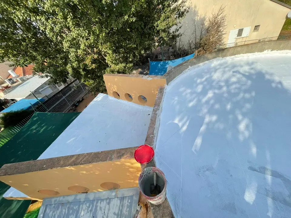 גג שטוח בתהליך איטום וציפוי, עבודה של B.B איטום