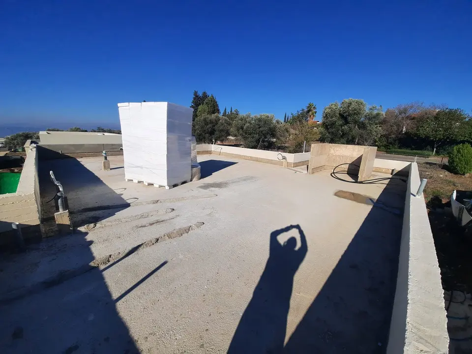 גג שטוח בתהליך איטום וציפוי, עבודה של B.B איטום