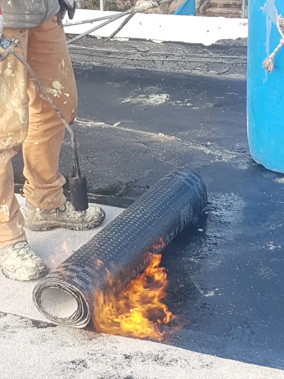 ריתוך גליל של יריעה ביטומנית בלהבה