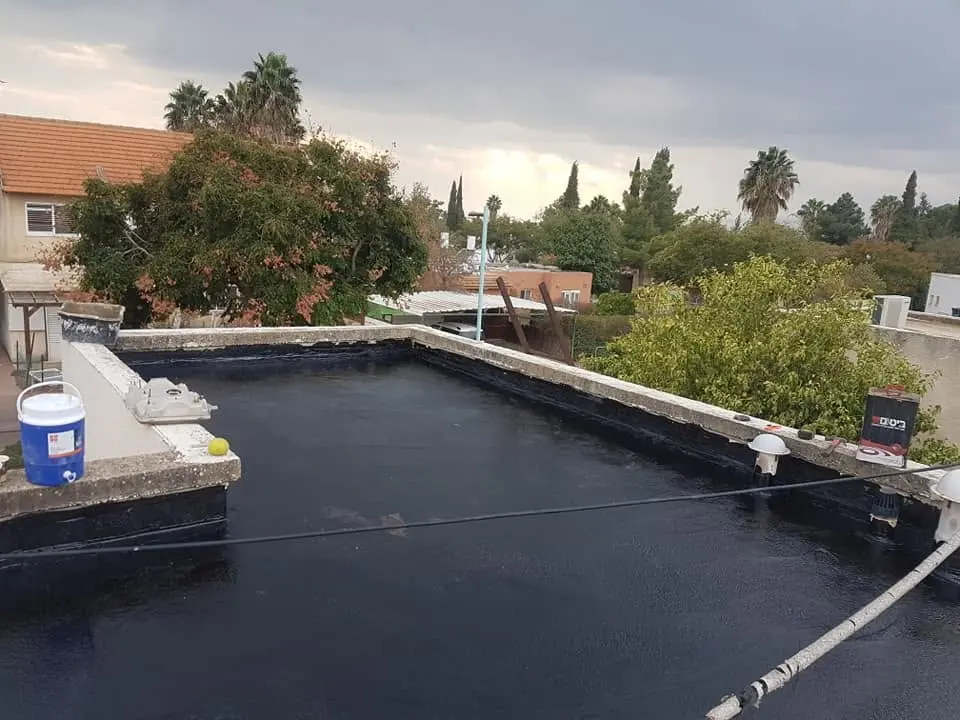 גג שטוח של בית אחרי איטום ביריעות ביטומניות