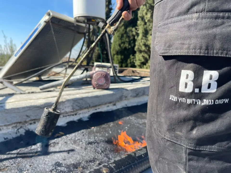 הלוגו של B.B על בגדי העבודה בזמן הלחמת יריעות